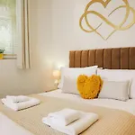 Delightful Beachfront - 2 Bedrooms Sleeps 4 - Parking & Stunning Views