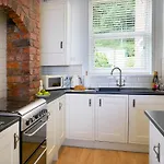 Delightful Beachfront - 2 Bedrooms Sleeps 4 - Parking & Stunning Views Lejlighed