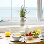 Lejlighed Delightful Beachfront - 2 Bedrooms Sleeps 4 - Parking & Stunning Views