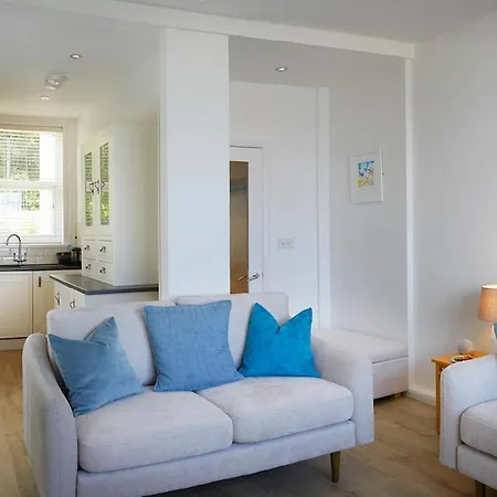 Delightful Beachfront - 2 Bedrooms Sleeps 4 - Parking & Stunning Views Apartman Filey