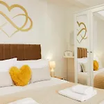 Delightful Beachfront - 2 Bedrooms Sleeps 4 - Parking & Stunning Views * Filey