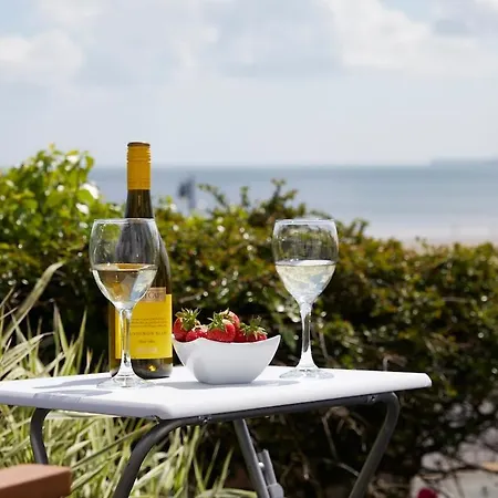 Delightful Beachfront - 2 Bedrooms Sleeps 4 - Parking & Stunning Views Apartment Filey