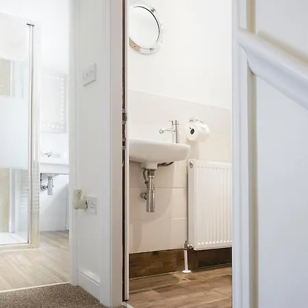 Delightful Beachfront - 2 Bedrooms Sleeps 4 - Parking & Stunning Views Filey