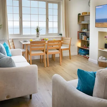 Delightful Beachfront - 2 Bedrooms Sleeps 4 - Parking & Stunning Views * Filey