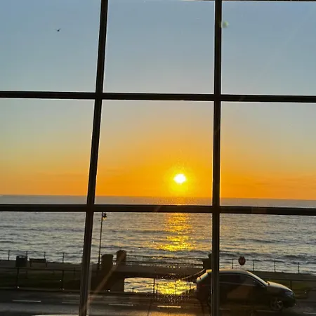 Delightful Beachfront - 2 Bedrooms Sleeps 4 - Parking & Stunning Views Apartment Filey