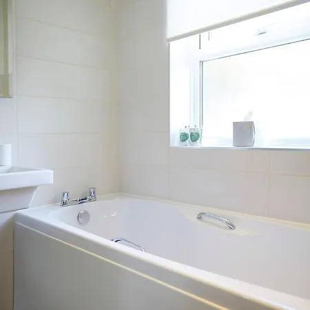 Apartment Delightful Beachfront - 2 Bedrooms Sleeps 4 - Parking & Stunning Views