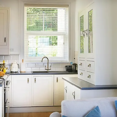 Delightful Beachfront - 2 Bedrooms Sleeps 4 - Parking & Stunning Views