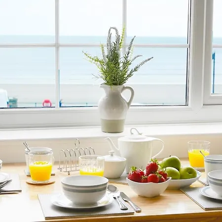 Apartment Delightful Beachfront - 2 Bedrooms Sleeps 4 - Parking & Stunning Views