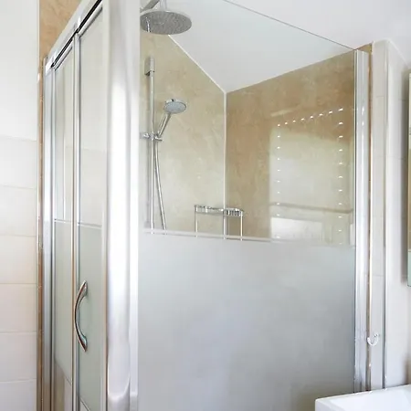 Delightful Beachfront - 2 Bedrooms Sleeps 4 - Parking & Stunning Views * Filey