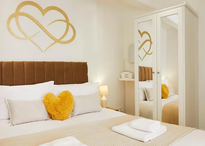 Delightful Beachfront - 2 Bedrooms Sleeps 4 - Parking & Stunning Views * Filey