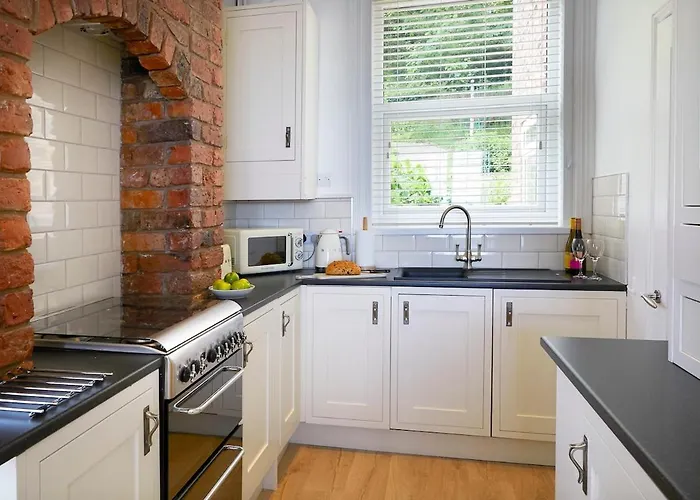 Delightful Beachfront - 2 Bedrooms Sleeps 4 - Parking & Stunning Views Appartement