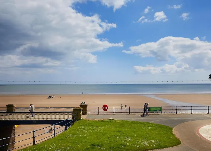 Delightful Beachfront - 2 Bedrooms Sleeps 4 - Parking & Stunning Views *