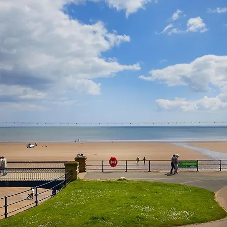 Delightful Beachfront - 2 Bedrooms Sleeps 4 - Parking & Stunning Views *